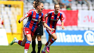 Das Tor zur Meisterschaft und der vorweggenommene Titeljubel: Melanie Leupolz (l.) © 2015 Getty Images