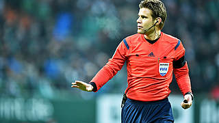 Leitet das Revierderby in Dortmund: FIFA-Referee Dr. Felix Brych © 2015 Getty Images