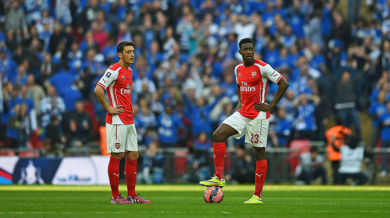 Arsenal-Spielmacher Özil (l.): "Wir streben mit unserem Kader danach, Titel zu gewinnen" © 2015 Getty Images