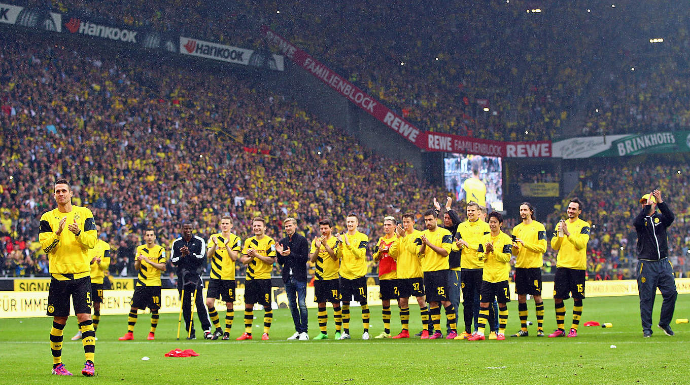 Kehl says goodbye and thanks to the fans following his last Bundesliga game  © 2015 Getty Images
