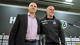 Weiter bei Hannover 96: Sportdirektor Dirk Dufner und Trainer Michael Frontzeck (v.l.) © 2015 Getty Images