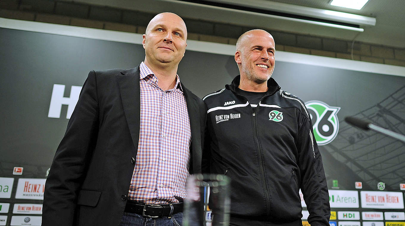 Weiter bei Hannover 96: Sportdirektor Dirk Dufner und Trainer Michael Frontzeck (v.l.) © 2015 Getty Images