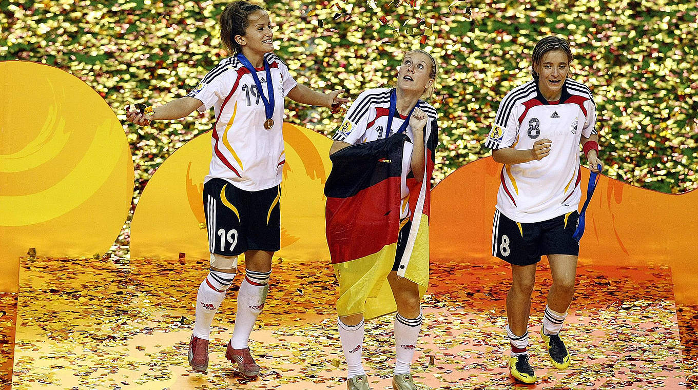 Jubel über den WM-Triumph 2007: Bajramaj, Mittag und Smisek (v.l.) © Bongarts/GettyImages