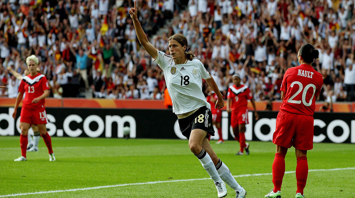 Erstes Tor für Deutschland bei der Heim-WM: Garfrekes trifft gegen Kanada © 2011 Getty Images