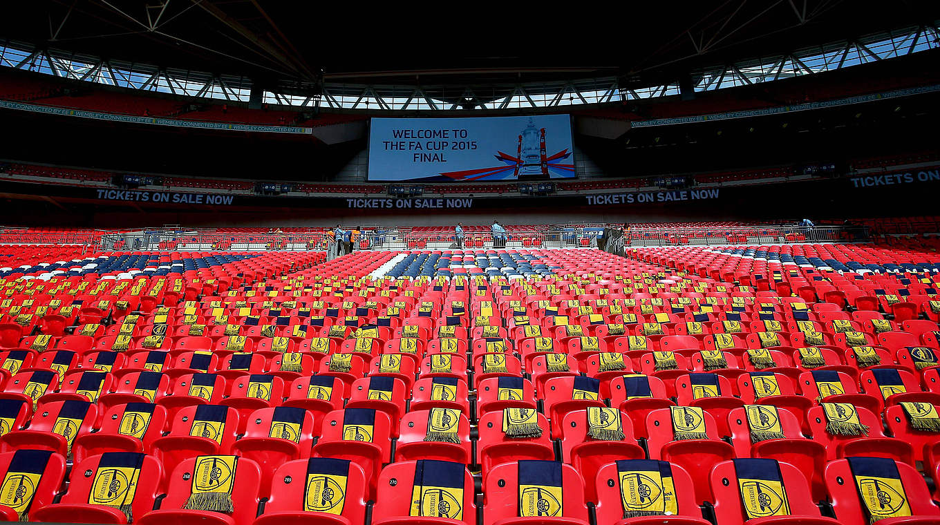 Bereit fürs große Finale im Wembleystadion: Fan-Schals des FC Arsenal auf den Sitzen © imago/BPI