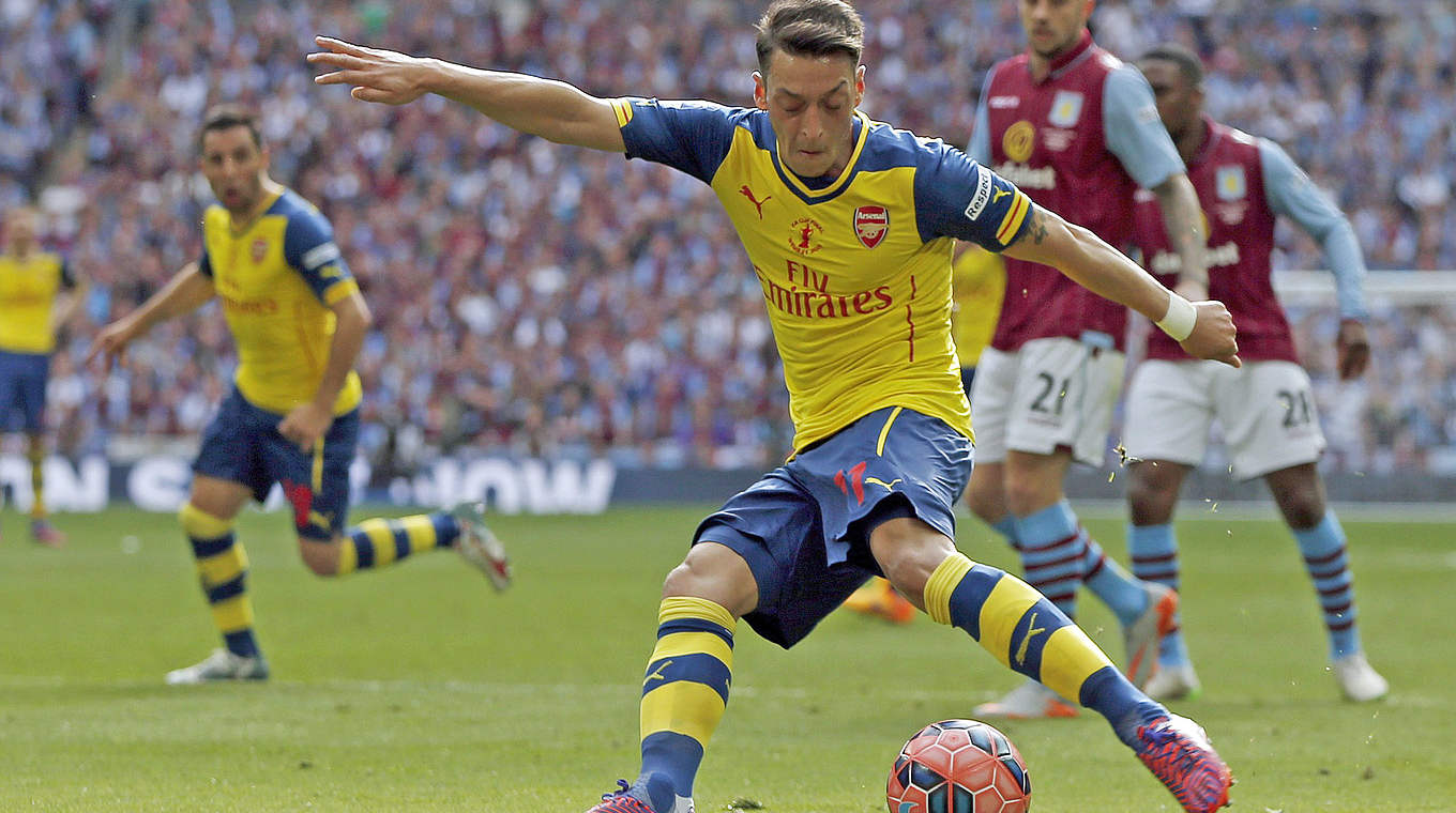 Erfolgreiche Titelverteidigung: Mesut Özil (v.) und der FC Arsenal triumphieren in Wembley © AFP PHOTO / ADRIAN DENNIS