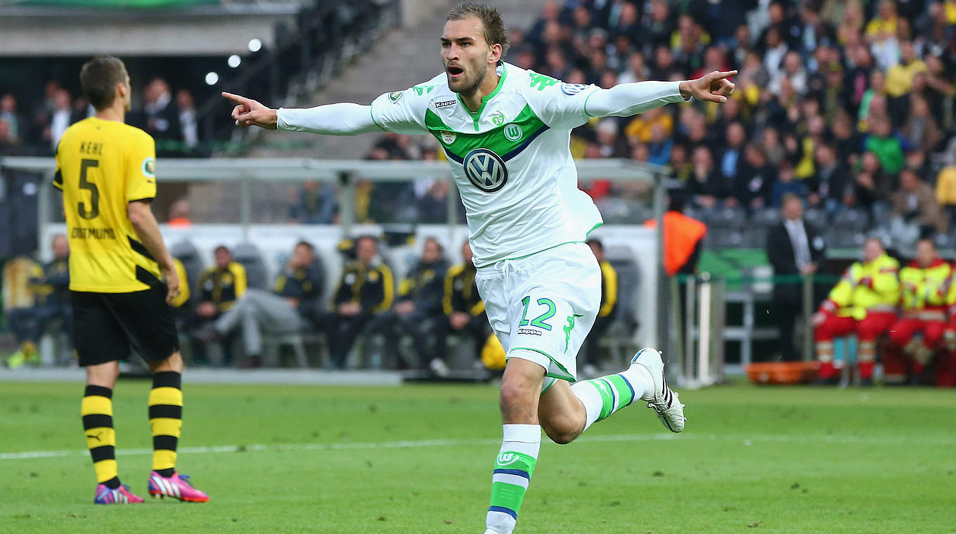 Torschütze zum Endstand: Der Wolfsburger Bas Dost trifft zum 3:1 - der Rest ist Jubel © 2015 Getty Images