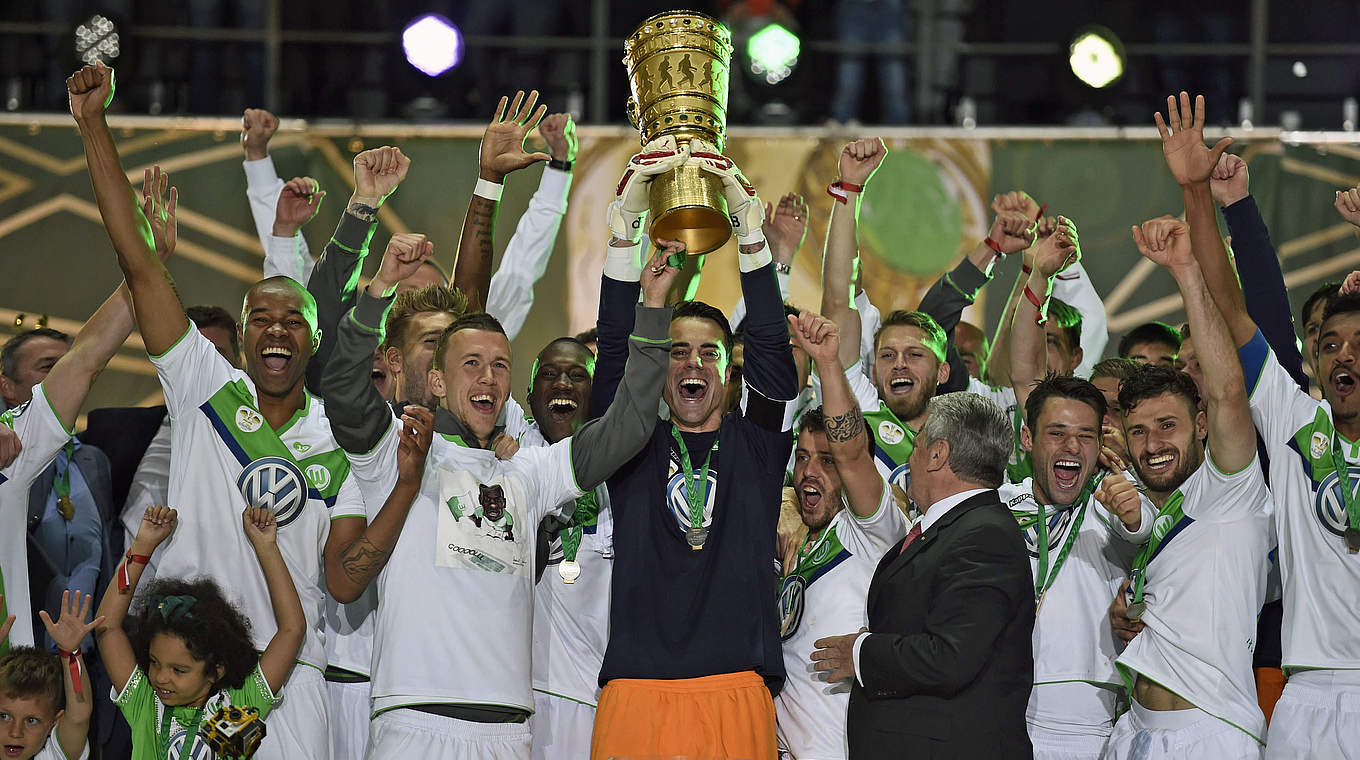 Reckt den Pokal in die Höhe: Kapitän Diego Benaglio, bereits Meister 2009 mit dem VfL © ODD ANDERSEN/AFP/Getty Images