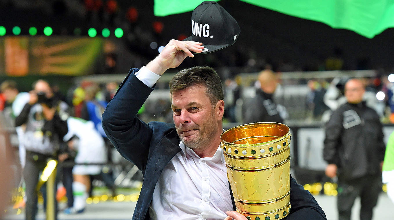 Hats off to the 'King': Dieter Hecking's sons gave him a cap as a gift © 