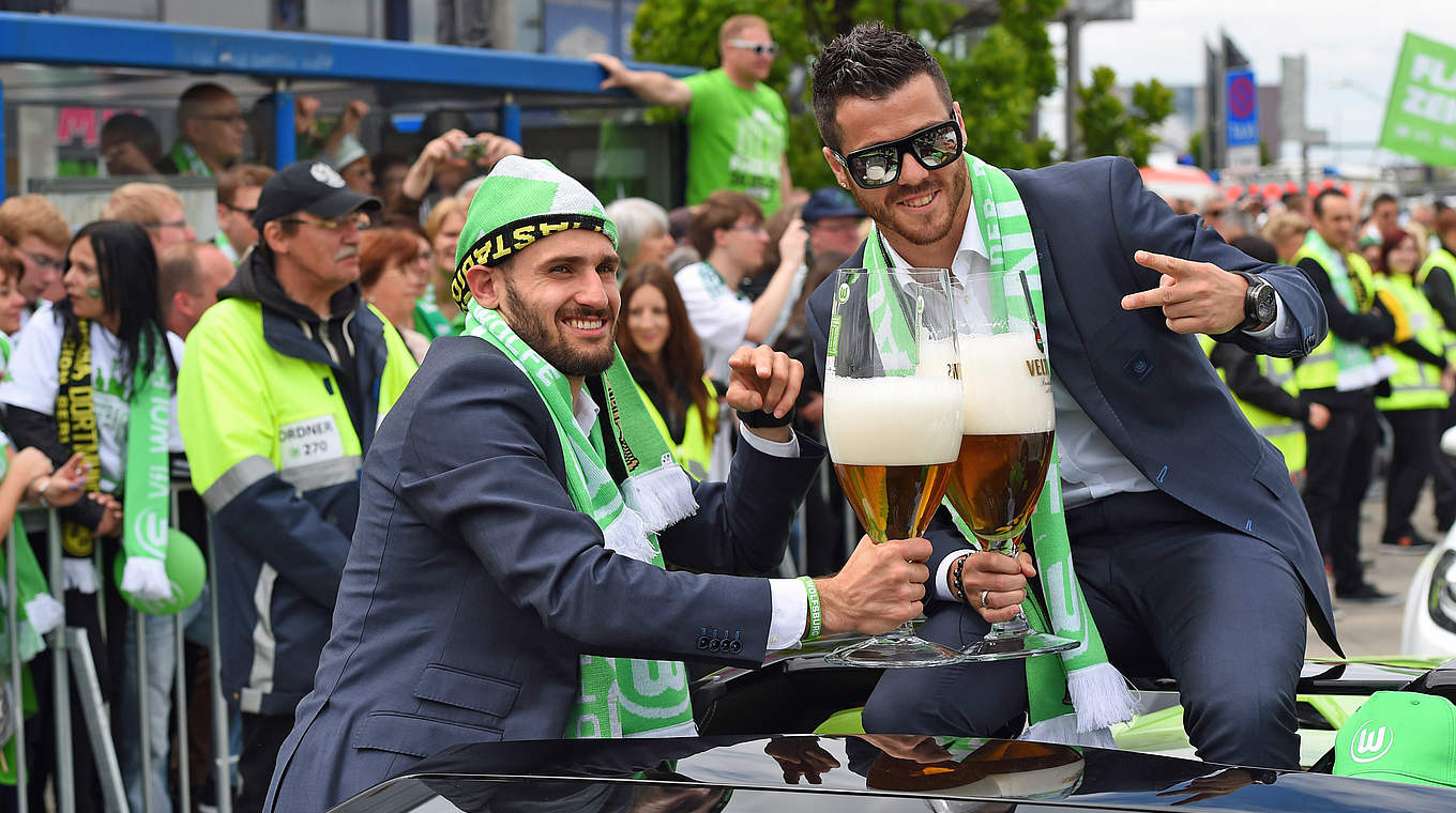 Prost auf den Pokalsieg: VfL-Profis Daniel Caligiui und Vierinha (v.l.) beim "Konterbier" © 2015 AFP/Getty Images