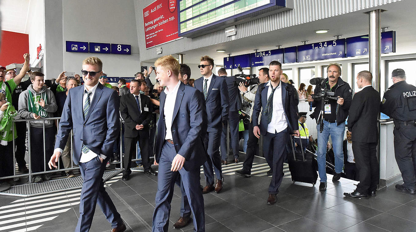 Großer Bahnhof: Tausende Fans jubeln den Pokalhelden des VfL in Wolfsburg zu © 2015 AFP/Getty Images