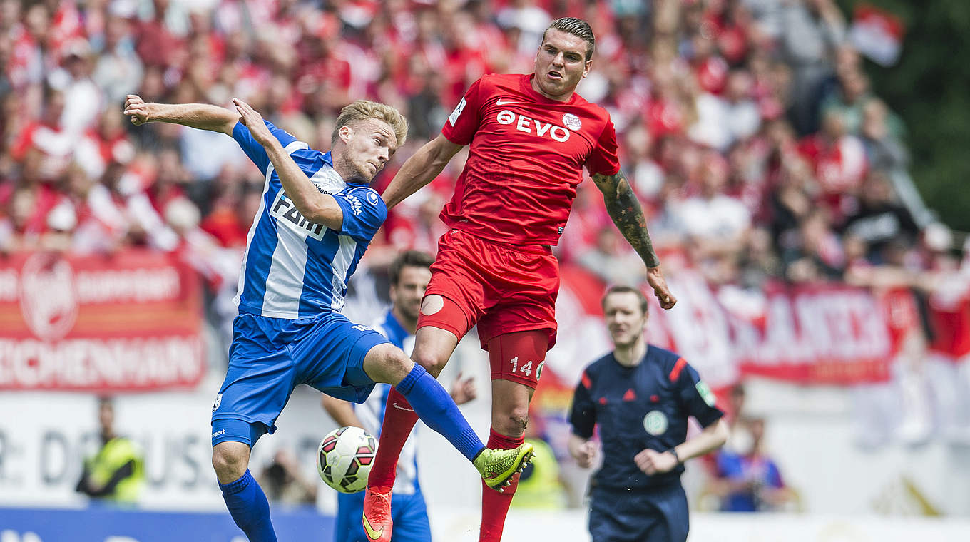 Ball gesucht: Magdeburgs Butzen und OFC-Spieler Cappek (v.l.) im Kopfballduell © 2015 Getty Images