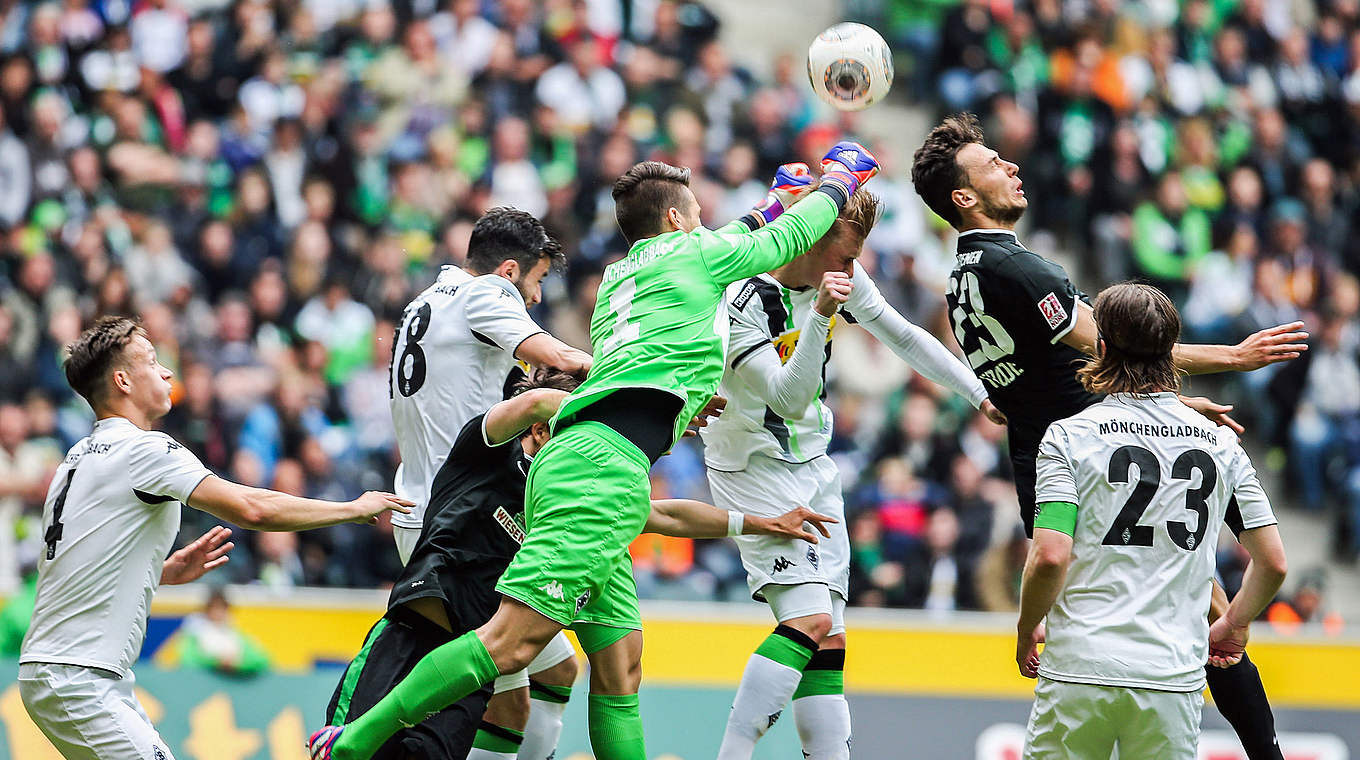 Viele Strafraumszenen: Bremen verpasst die Chance durch Lukas Fröde (2.v.r.) © 2015 Getty Images