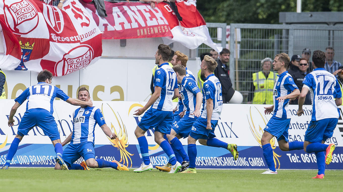 Der wichtige Ausgleich: Innenverteidiger Felix Schiller (2.v.l.) bejubelt seinen Treffer © 2015 Getty Images