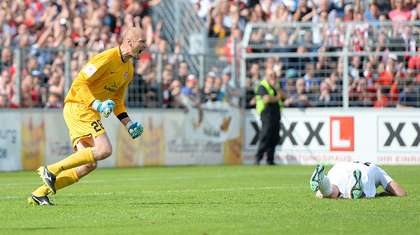 Entscheidender Elfmeter: Wieder Felix Luz, diesmal pariert Torwart Robert Wulnikowski (l.) © 2015 Getty Images