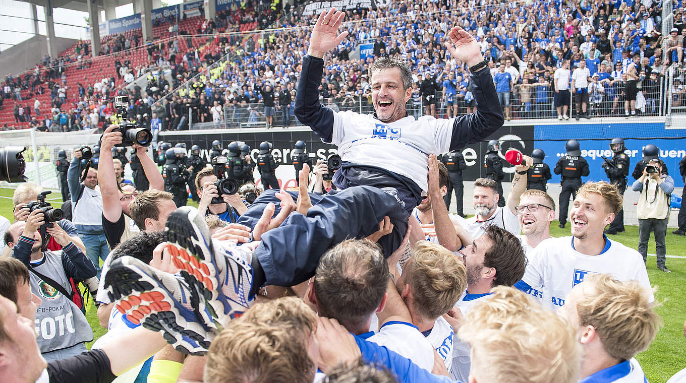 Nach dem 3:1-Endstand: Trainer Jens Härtel wird von seinen Spielern gefeiert © 2015 Getty Images