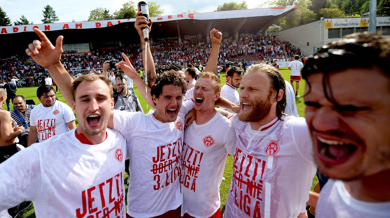 Grenzenloser Jubel: FC Kickers Würzburg bejubeln den Aufstieg © 2015 Getty Images