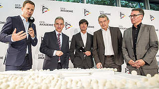 Bei der Präsentation: Bierhoff, Feldmann, Löw, Niersbach und Sandrock (v. l.) © 2015 Getty Images