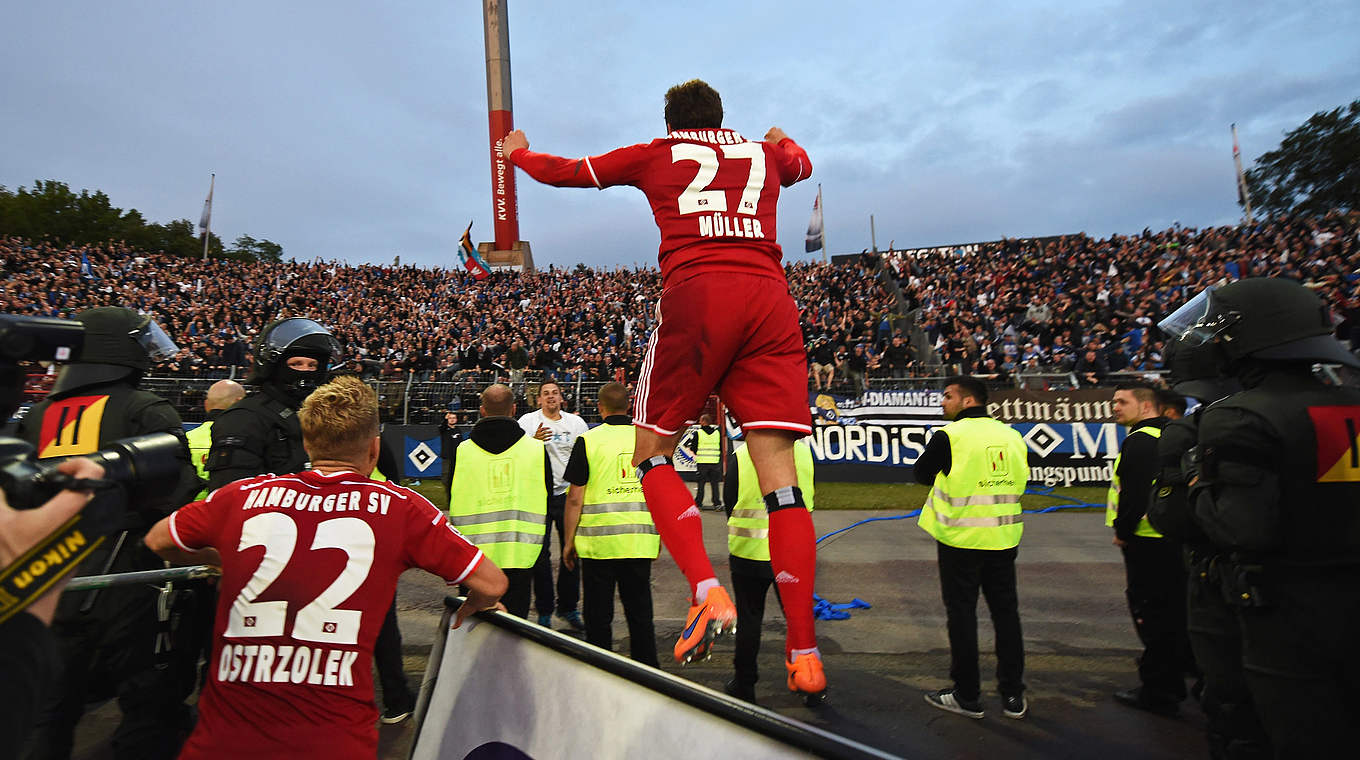 Ab zu den Fans: Müller auf der Bande  © 2015 Getty Images