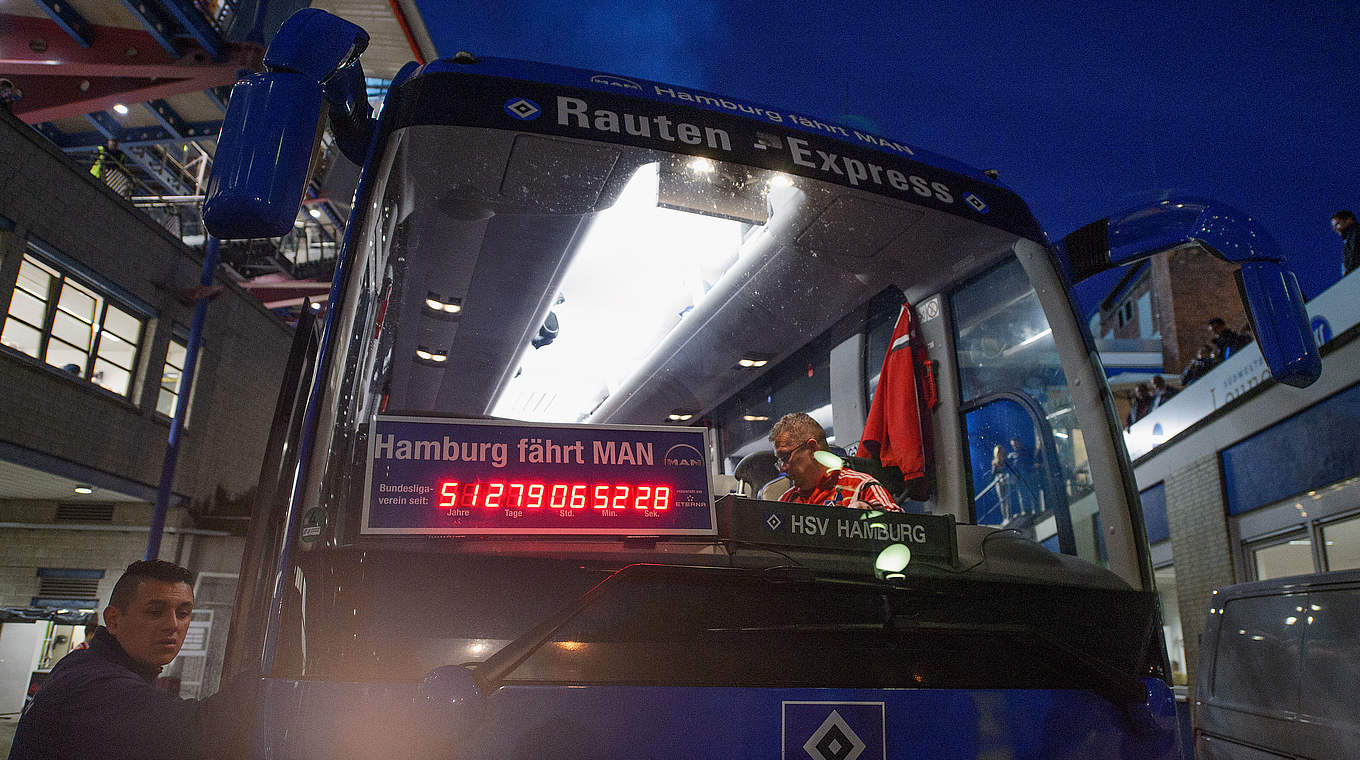 Auch im Mannschaftsbus tickt die Uhr: HSV weiter erstklassig © 2015 Getty Images
