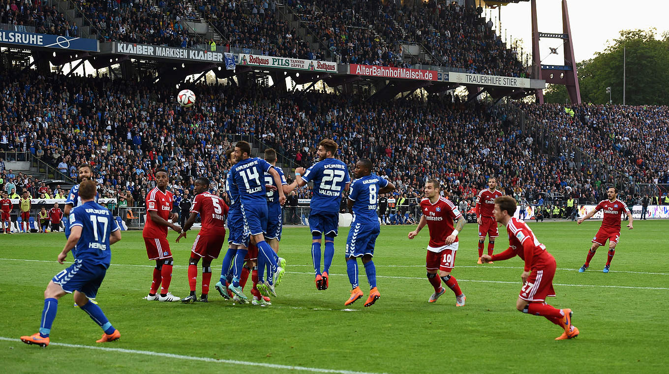 Ausgleich kurz vor Schluss: Marcelo Diaz' Freistoß rettet den HSV in die Verlängerung © 2015 Getty Images