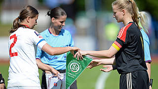 Zweites Duell in Domazlice: Spielführerin und Torjägerin Anna-Lena Stolze (r.) © 2015 Getty Images