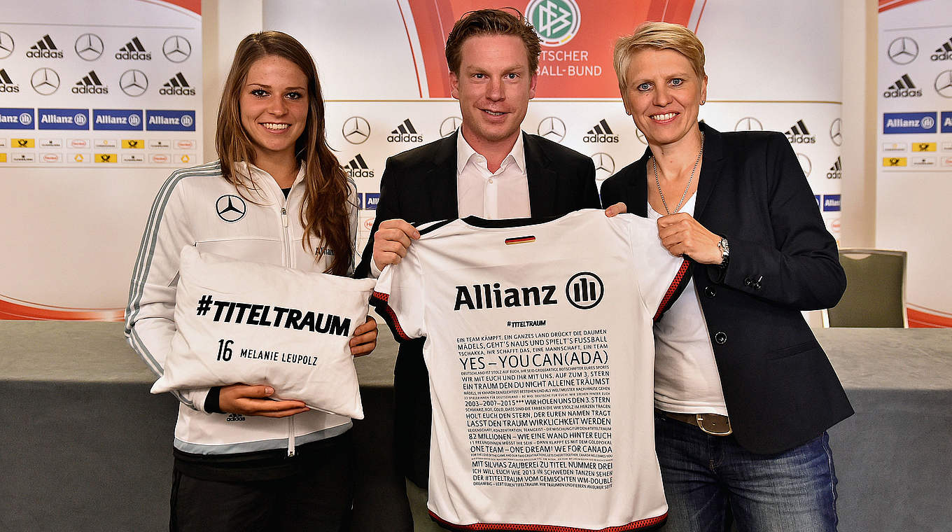 "Wir mit Euch und Ihr mit uns - auf zum dritten Stern": Unterstützung für die DFB-Frauen © 2015 Getty Images