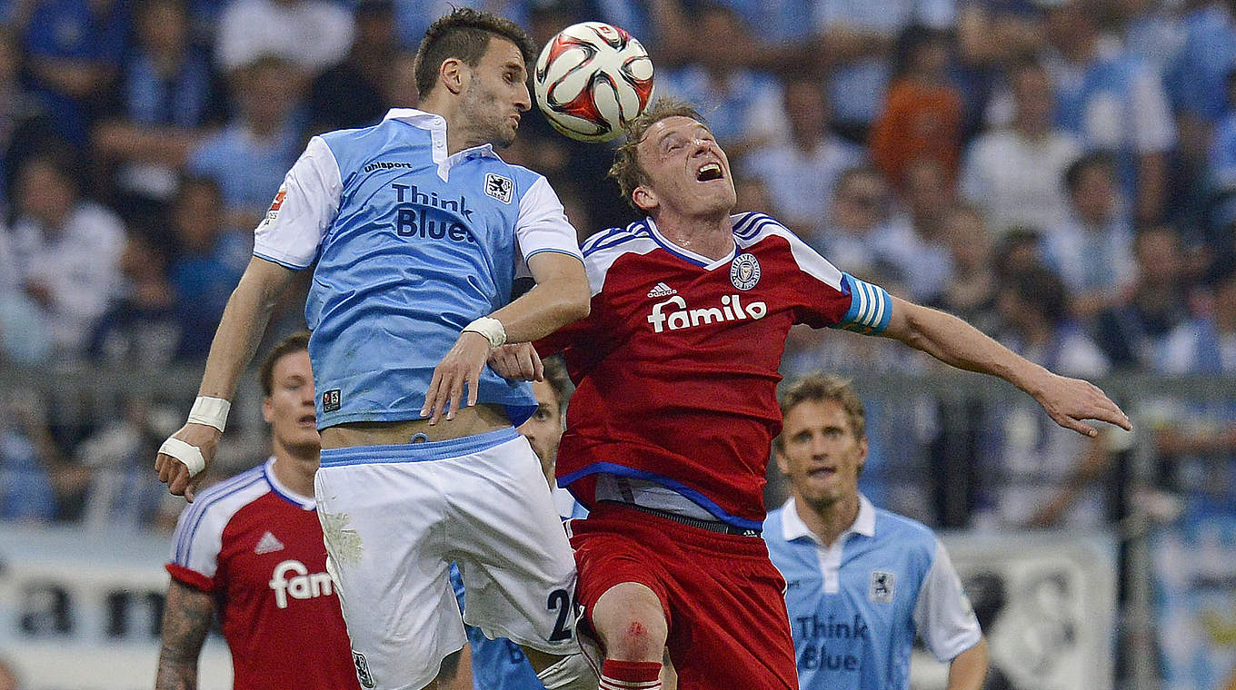 Kampf um jeden Ball: Kiels Rafael Kaczior (r.) gegen Münchens Valdet Rama © 2015 Getty Images