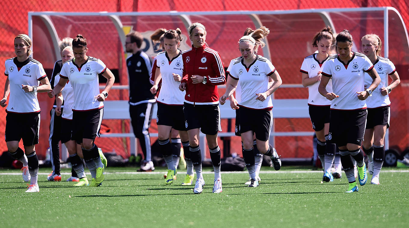 Vor dem WM-Auftakt gegen die Elfenbeinküste: Die deutschen Frauen © 2015 Getty Images