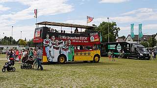 Gutes Gespann: Der Fan Club-Bus trifft die Ehrenrunde-Trucks in Tirschenreuth © DFB