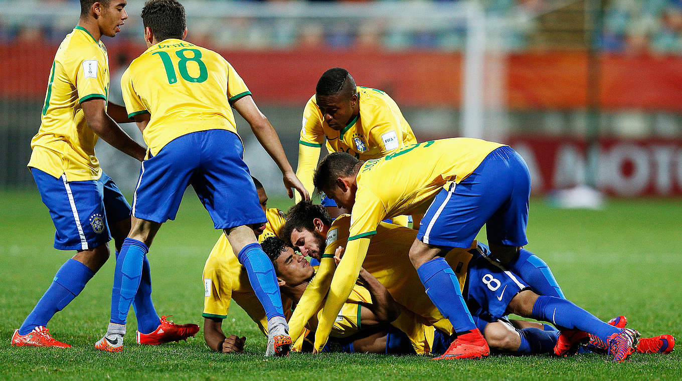 Jubel über den späten Sieg: Brasilien steht im Achtelfinale © 2015 FIFA