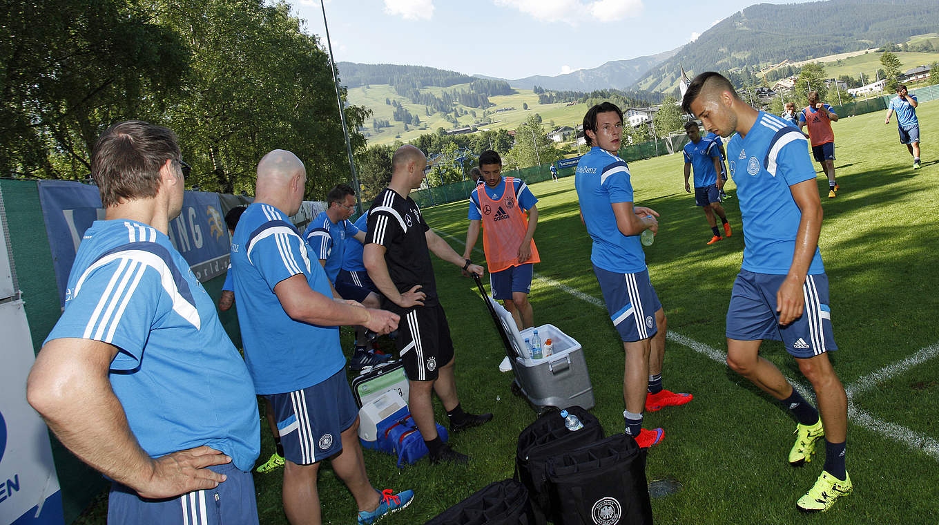 Leitner (oranges Leibchen): "Der Spaß im Team darf natürlich auch nicht zu kurz kommen"  © 2015 Getty Images