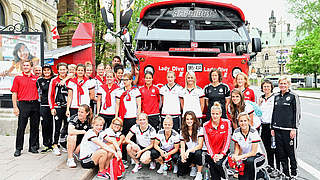 Gruppenbild mit Bus: die DFB-Frauen vor dem 