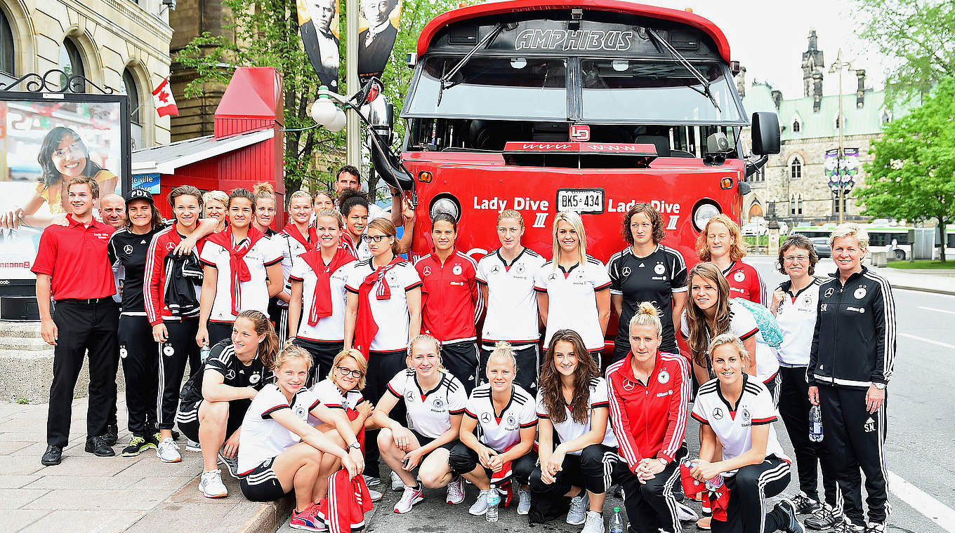 Gruppenbild mit Bus: die DFB-Frauen vor dem "Lady Dive" © 2015 Getty Images