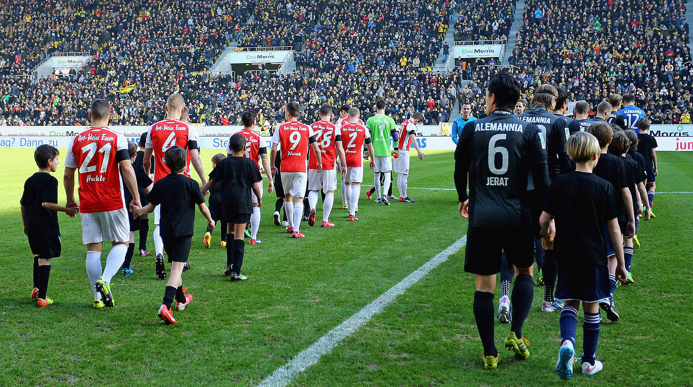 Viertligarekord: 30.313 Zuschauer sehen Aachen gegen Essen © 2015 Getty Images