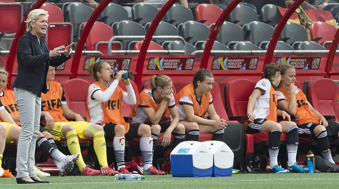 Konnte zufrieden sein: Bundestrainerin Silvia Neid (vorne) erlebte ein entspanntes Spiel von der Seitenlinie © 2015 Getty Images