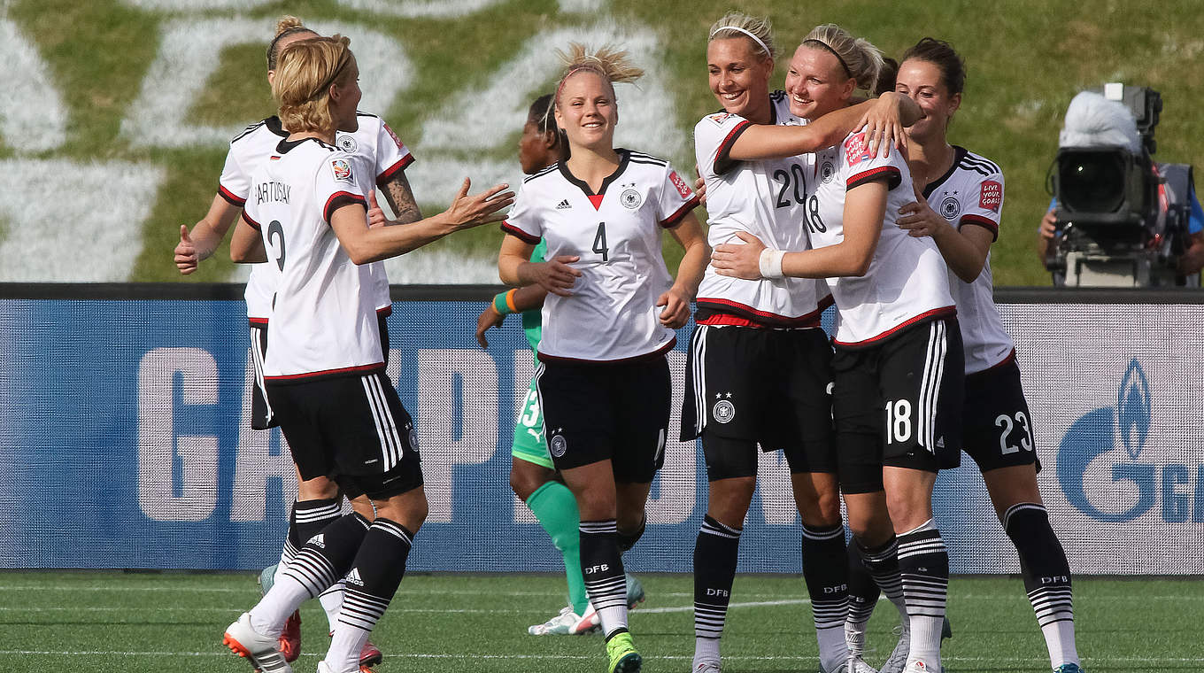 Zweistellig: Alexandra Popp (2.v.r.) sorgte per Freistoß für den zehnten Treffer der DFB-Frauen © 2015 Getty Images