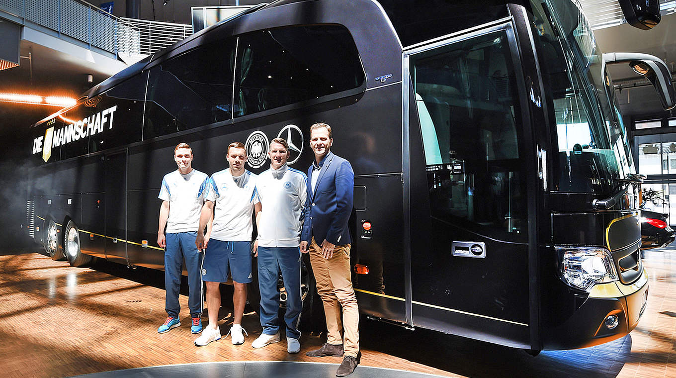 Die Mannschaft stars in front of the new team bus © GES/Markus Gilliar