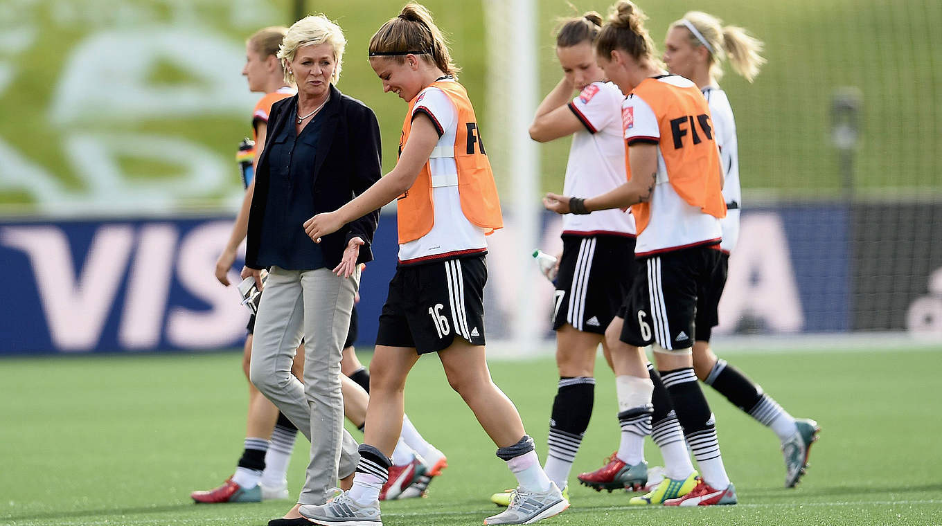 Im Gespräch: Bundestrainerin Silvia Neid (l.) und Melanie Leupolz © 2015 Getty Images