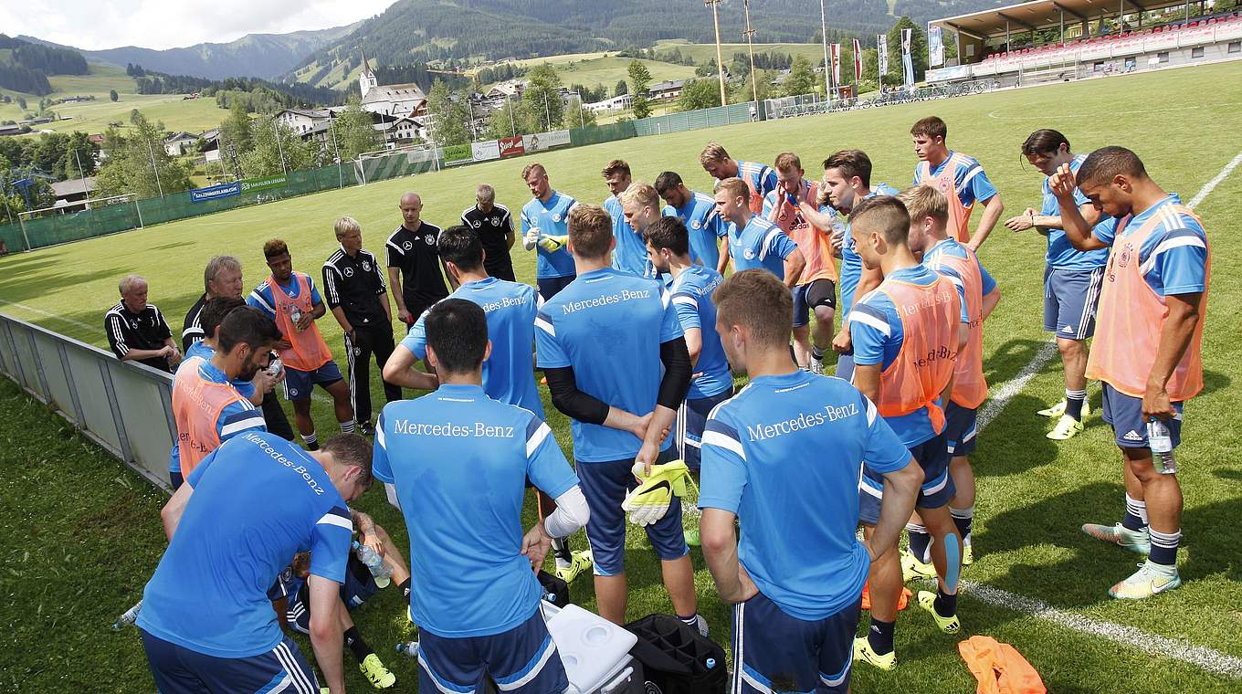 Nicht nur sportlich bereitet sich die U 21 auf die EURO in der Tscheschichen Republik vor. © 2015 Getty Images