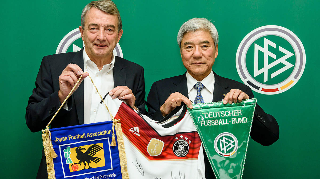 Zusammenarbeit verlängert: DFB-Präsident Niersbach und JFA-Präsident Kuniya Daini (r.) © 2015 Getty Images