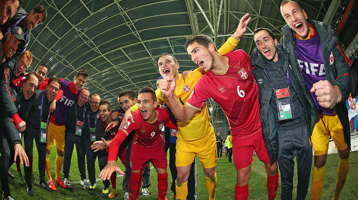 Hatte das Glück des Tüchtigen: Serbien jubelt nach dem Sieg gegen Ungarn © 2015 FIFA