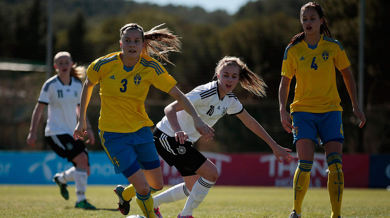 Verbissene Duelle: Schwedens Julia Ekholm (2.v.l.) gegen Laura Freigang (2.v.r.) © 2015 Getty Images