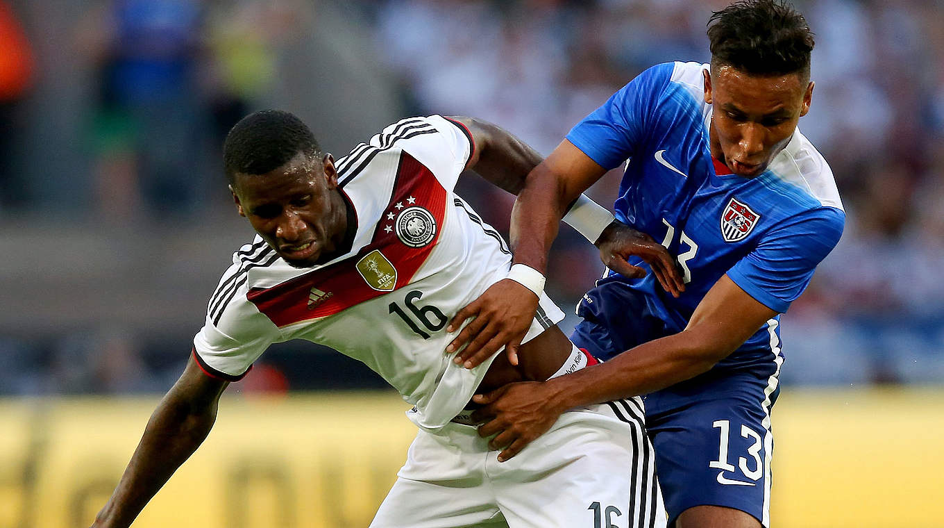 Den Ball abschirmen: Rüdiger (l.) lässt Agudelo nicht ans Leder © 2015 Getty Images