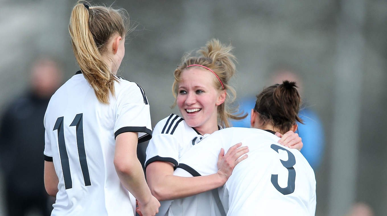 Bereits sieben Treffer für die deutschen U 19-Frauen: Madeline Gier (M.) aus Essen © 2015 Getty Images