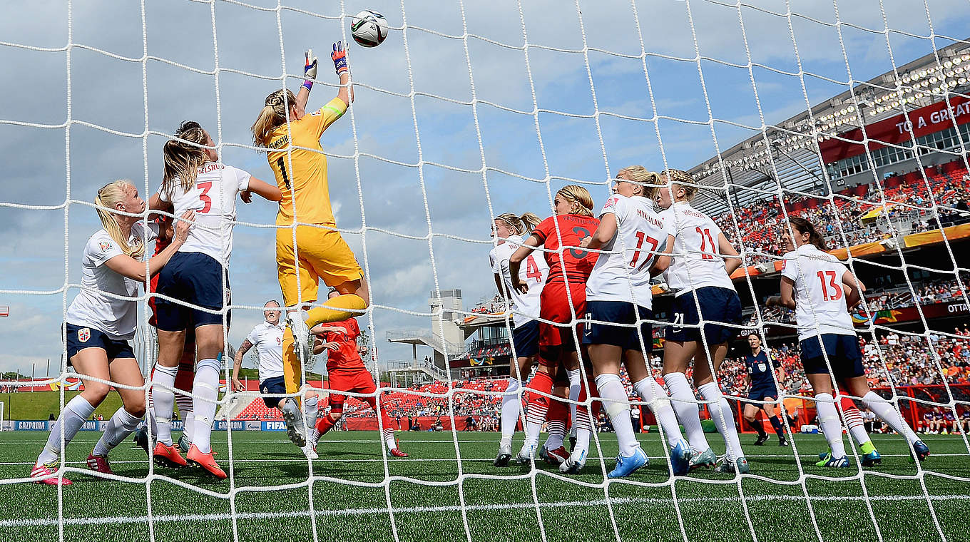 Norway keeper Ingrid Hjelmseth catches a cross © 2015 Getty Images