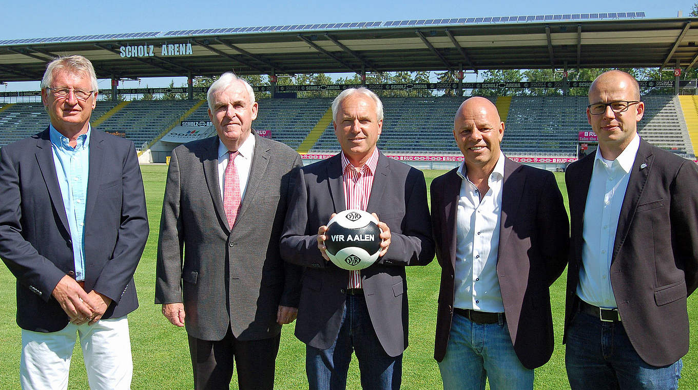 Offizielle Vorstellung in Aalen: Peter Vollmann (Mitte) ist neuer Cheftrainer © 2015 VfR Aalen