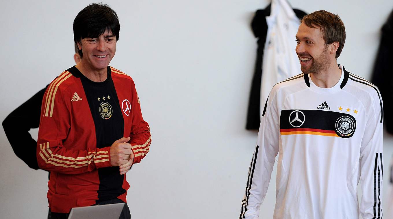 Hinkel und Bundestrainer Löw bei einem Lehrgang der Nationalmannschaft 2009 © Getty Images
