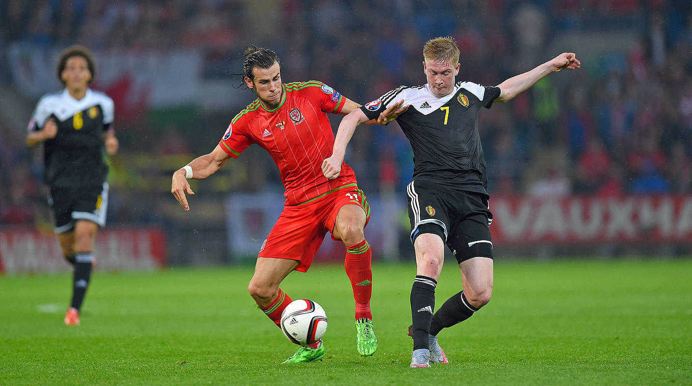 Zweikampf in Cardiff: Gareth Bale (l.) gegen Belgiens Kevin De Bruyne © 2015 Getty Images