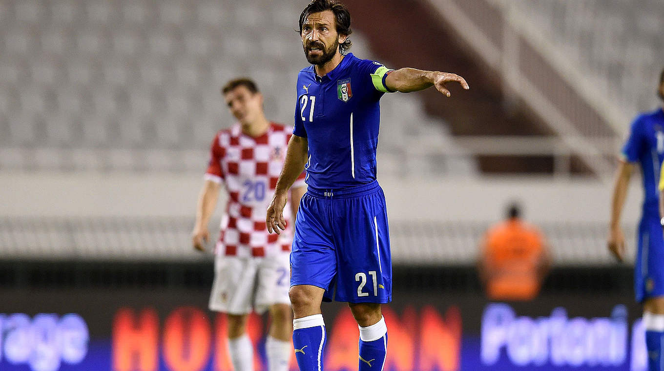 Erneut kein Sieg für Italien: Andrea Pirlo dirigiert © 2015 Getty Images